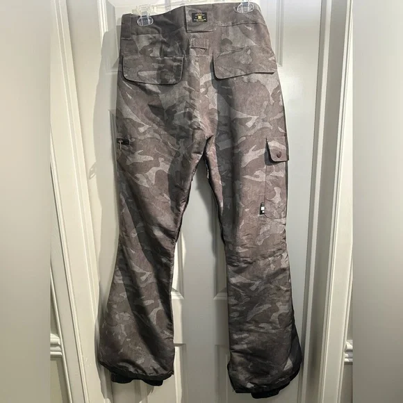 Green camo women’s large DC Shoe Company snowboarding pants, waterproof, 10k - Picture 6 of 10